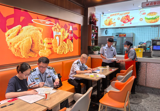 聚焦食品安全重点领域，全覆盖检查网络餐饮店。大化瑶族自治县市场监管局供图