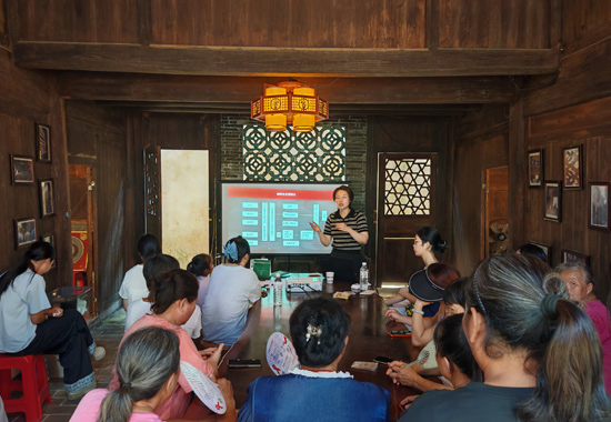 桂林理工大学旅游与风景园林学院教师蒋洁草正在给村民游客开展咖啡教学。