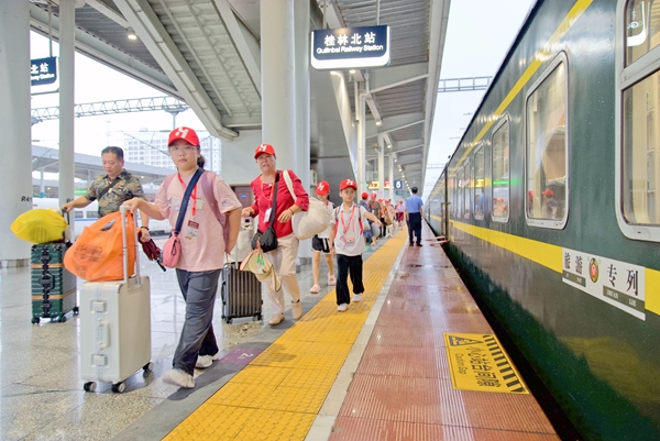 萌娃们随家人即将登上旅游专列。兰轲艨摄