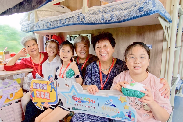 旅客在专列上合影。兰轲艨摄