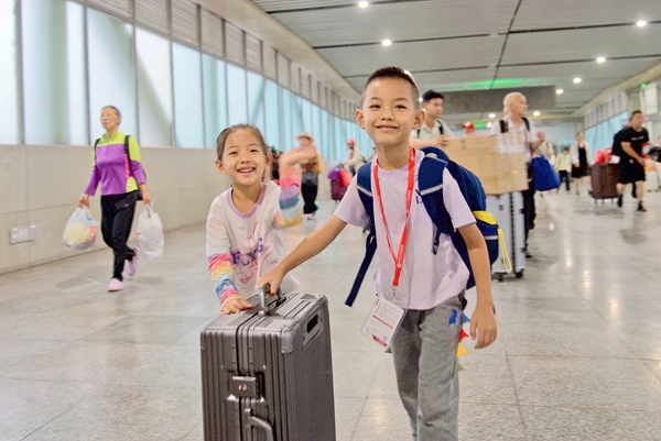 小旅客开心进站。兰轲艨摄