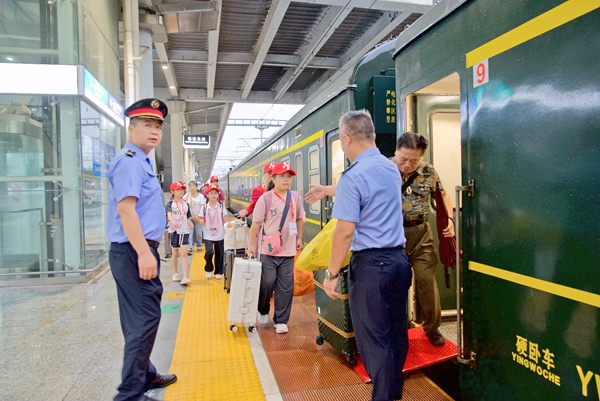 值乘专列的南宁客运段列车员在组织旅客有序上车。兰轲艨摄