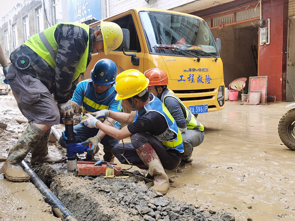 图为绿城水务“及时雨”党员突击队在横州市云表镇修复管道破损点