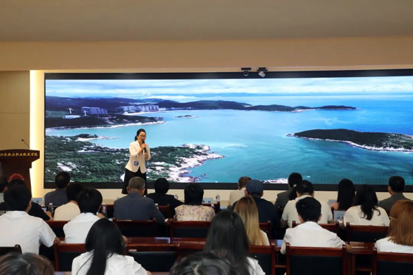 江丽萍深情讲述两代人向海逐梦的故事。广西交职院供图