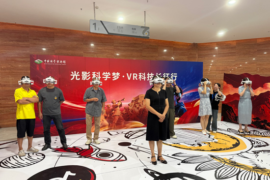 现场嘉宾戴上VR头显，沉浸式体验。黄天松摄