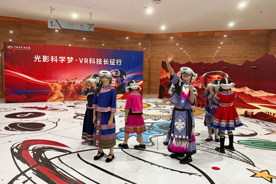 现场学生戴上VR头显，沉浸式体验。符庆琰摄