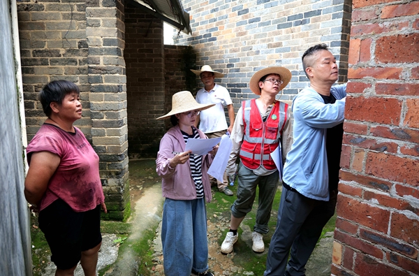 地质技术员与村组干部入户开展受灾情况摸排