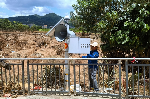 地质技术员对山区地质灾害自动化监测设备开展巡检维护