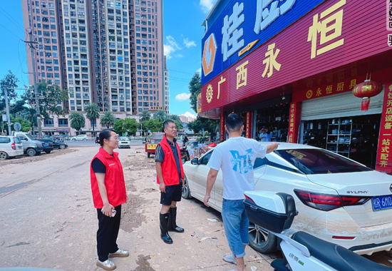 分行工作人员走访受灾企业，了解企业受灾情况和资金需求。潘坤梅摄