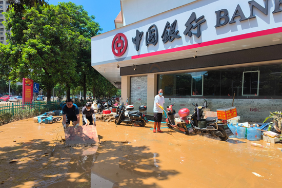 洪水退后，加快受灾区域停业网点的清理检修，迅速复工复产。中国银行广西区分行供图