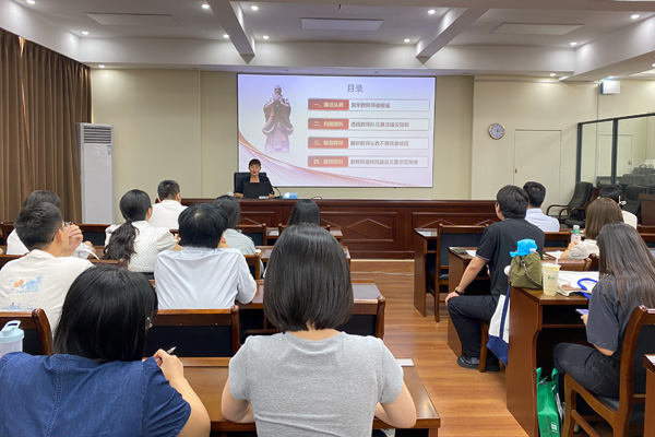 《清廉科研工作手册》教师集体学习现场。广西交职院供图