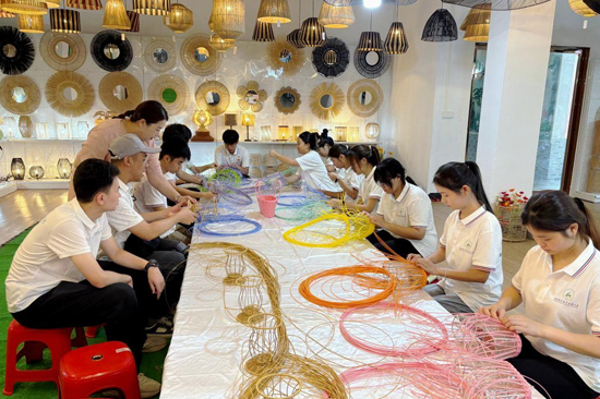 博白佳裕工艺品有限公司负责人指导师生进行编织