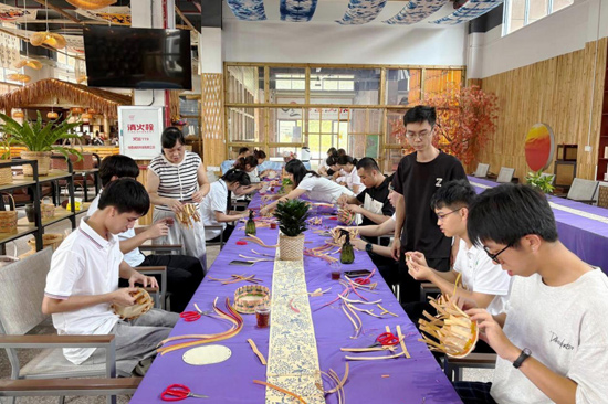 师生在平南百思特工艺品有限公司沉浸式体验竹木芒编制作