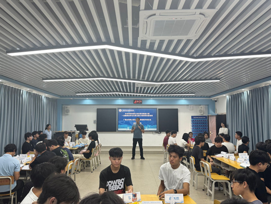 学校招生与就业处处长邓佳富在开班仪式上发言。广西水电职院供图