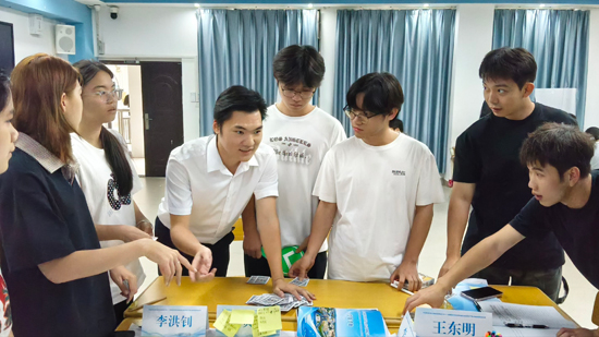 课程现场教师指导学生开展课堂活动。广西水电职院供图