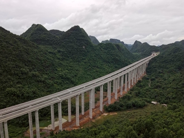 华山特大桥。