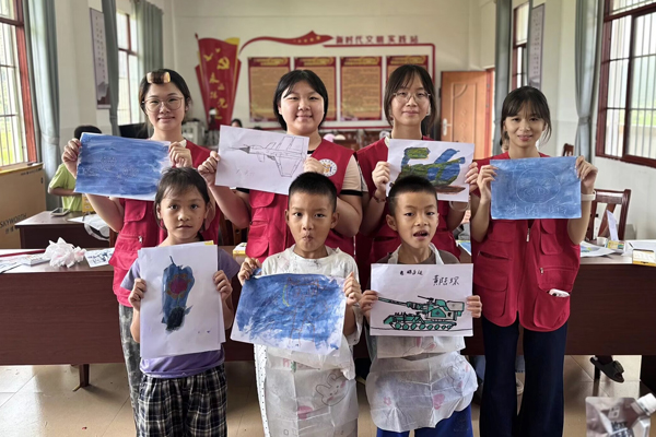 课后志愿者与小朋友合影。学校供图