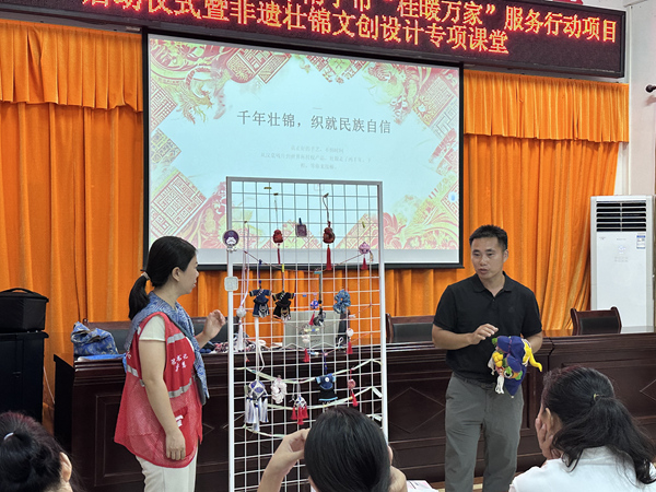 合诚社区第一书记、广西卓荣纺织制品有限公司老师在向社区妇女传传授非遗壮锦技艺 拍摄者:蓝微微