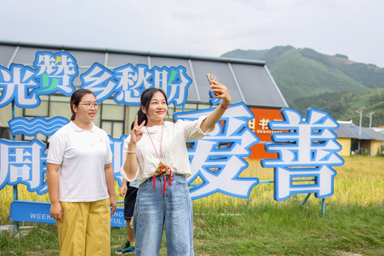 活动当天，游客到庄园打卡。梁力升摄