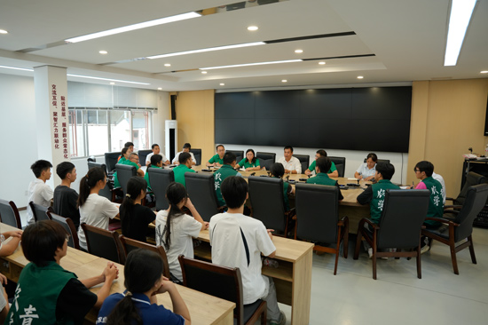 1.在石井村委座谈会现场。梁兰佩摄