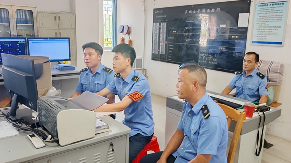 行车骨干在现场指导接发车作业。陈勇摄