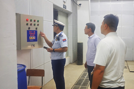 检查消防设施（昭平消防供图）