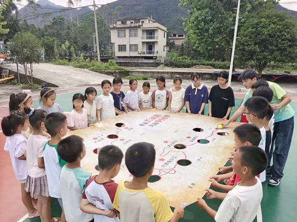 孩子们在实践队员指导下智慧闯关。