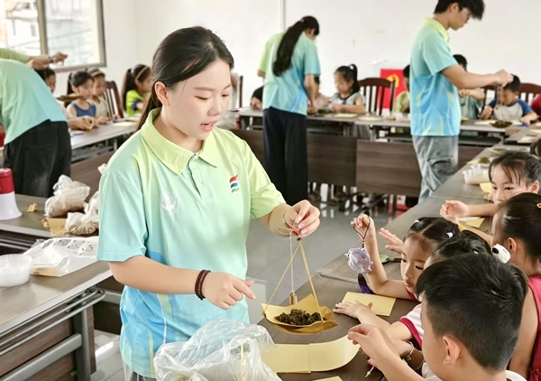 实践团成员教孩子们识别本草，制作香包。