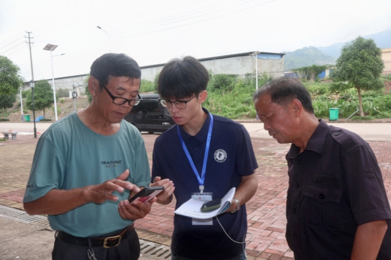 团队成员指导村民进行问卷填写 胡晓丹摄