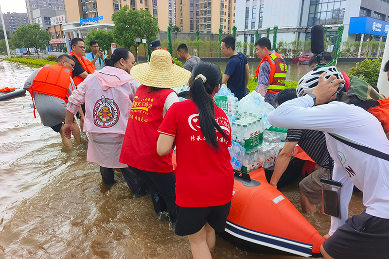 来自各行各业的爱心人士组建成一支“水上轻骑队”。贵港市荷城义工协会供图