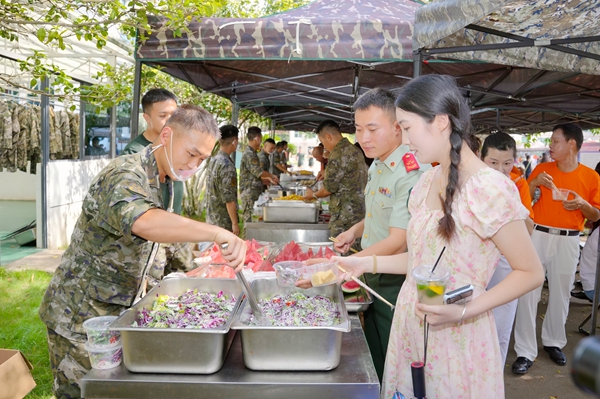 军属逛军营“小吃街”。