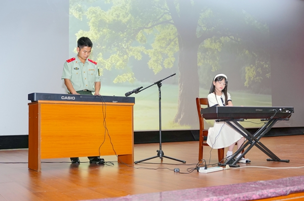 官兵与军属钢琴合奏。