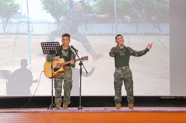 官兵双人合唱。