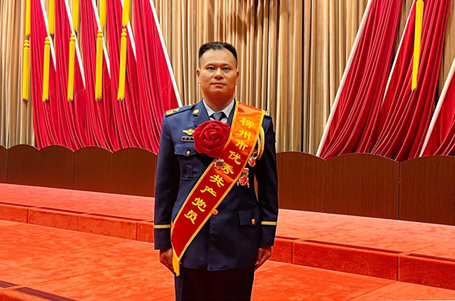 唐振华获评“柳州市优秀共产党员”。受访者供图