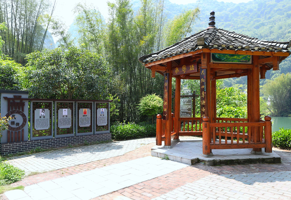遇龙河畔“遇龙清风”廉洁文化示范点。徐维薇摄