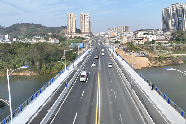 省道205线北流隆盛至平旦村段公路改建工程朱砂罗大桥通车当日车辆有序驶过。闫夏摄