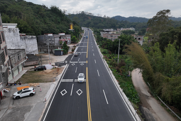 省道205线罗秀至清湾公路K102+000玉林市北流市平政镇路段纵向减速标线  (5)