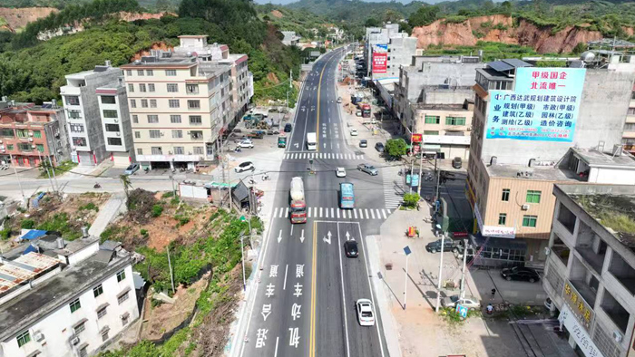 省道205线北流市新丰镇路口整治后。卢晰摄