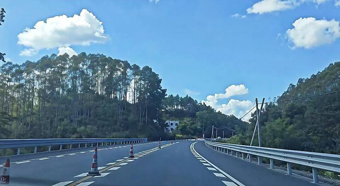 新安装的护栏守护在道路两侧，保障行车安全。玉林公路发展中心供图