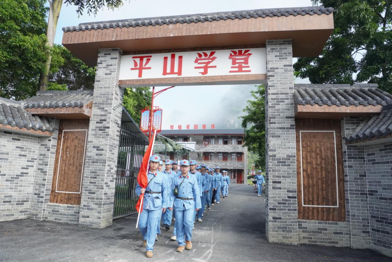 实践团从平山学堂出发。马开睿摄