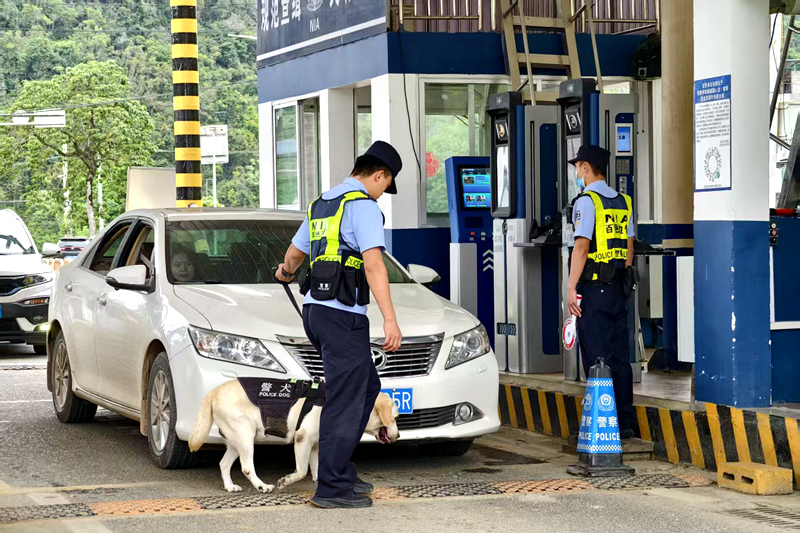百色边境管理支队化峒边境检查站执勤民警正在对过往车辆进行检查。广西边检总站提供.jpg