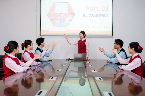收费站开展文明服务培训。林冬梅摄