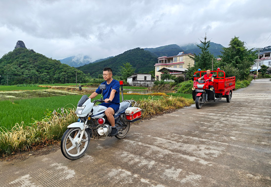 灌阳县老兵消防志愿队在田间地头巡查的同时，利用车载大喇叭宣传消防知识