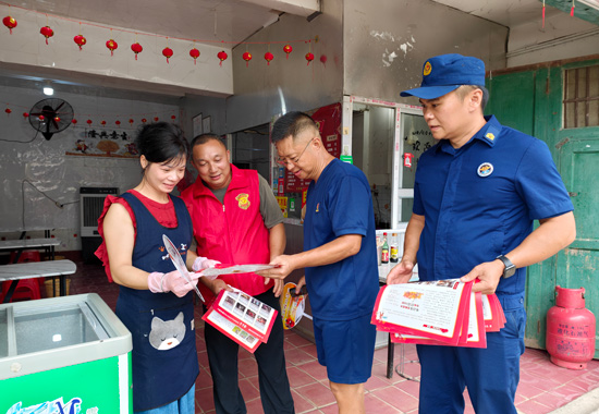 灌阳县老兵消防志愿队走街串巷开展消防宣传