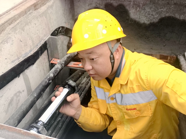 赵程正在检查设备。梁剑川摄