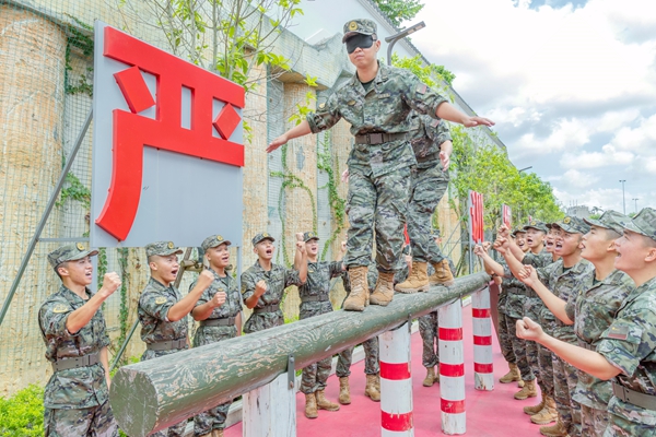 新兵们在进行“蒙眼过桥”训练。