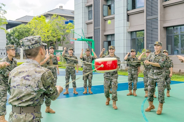 新兵们在进行“击鼓颠球”训练。