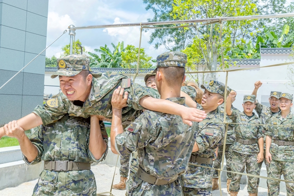 新兵们在进行“穿越电网”训练。