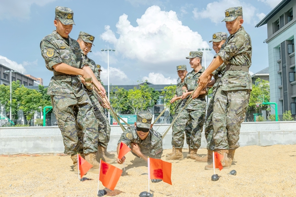新兵们在进行“荆棘排雷”训练。