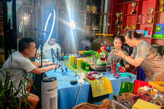 茶企主播在直播间带货。凌云县委宣传部供图